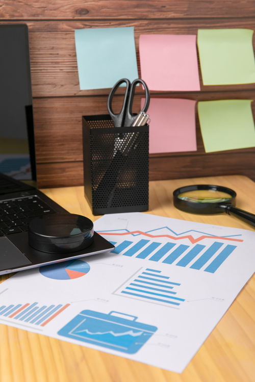 办公桌上的艺术 笔筒与剪刀的商务摄影美学